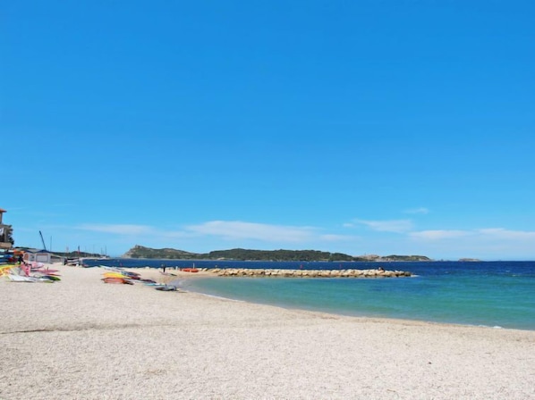 Una spiaggia nelle vicinanze