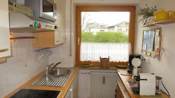 Fridge, microwave, dishwasher, cookware/dishes/utensils