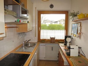 Fridge, microwave, dishwasher, cookware/dishes/utensils