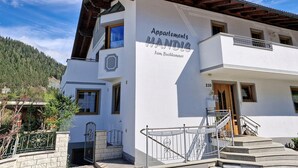 Un immeuble de deux étages sur lequel on peut lire l’inscription suivante : « Appartements HANDLé, Famille Buchhammer ».