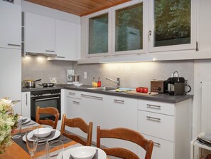 Een koelkast, een oven, een vaatwasser, een broodrooster