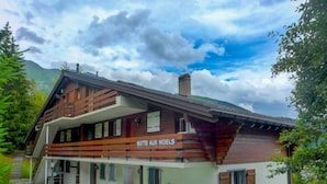 Un bâtiment de style chalet sur lequel on peut lire l’inscription « BUTTE AUX NOELS ».