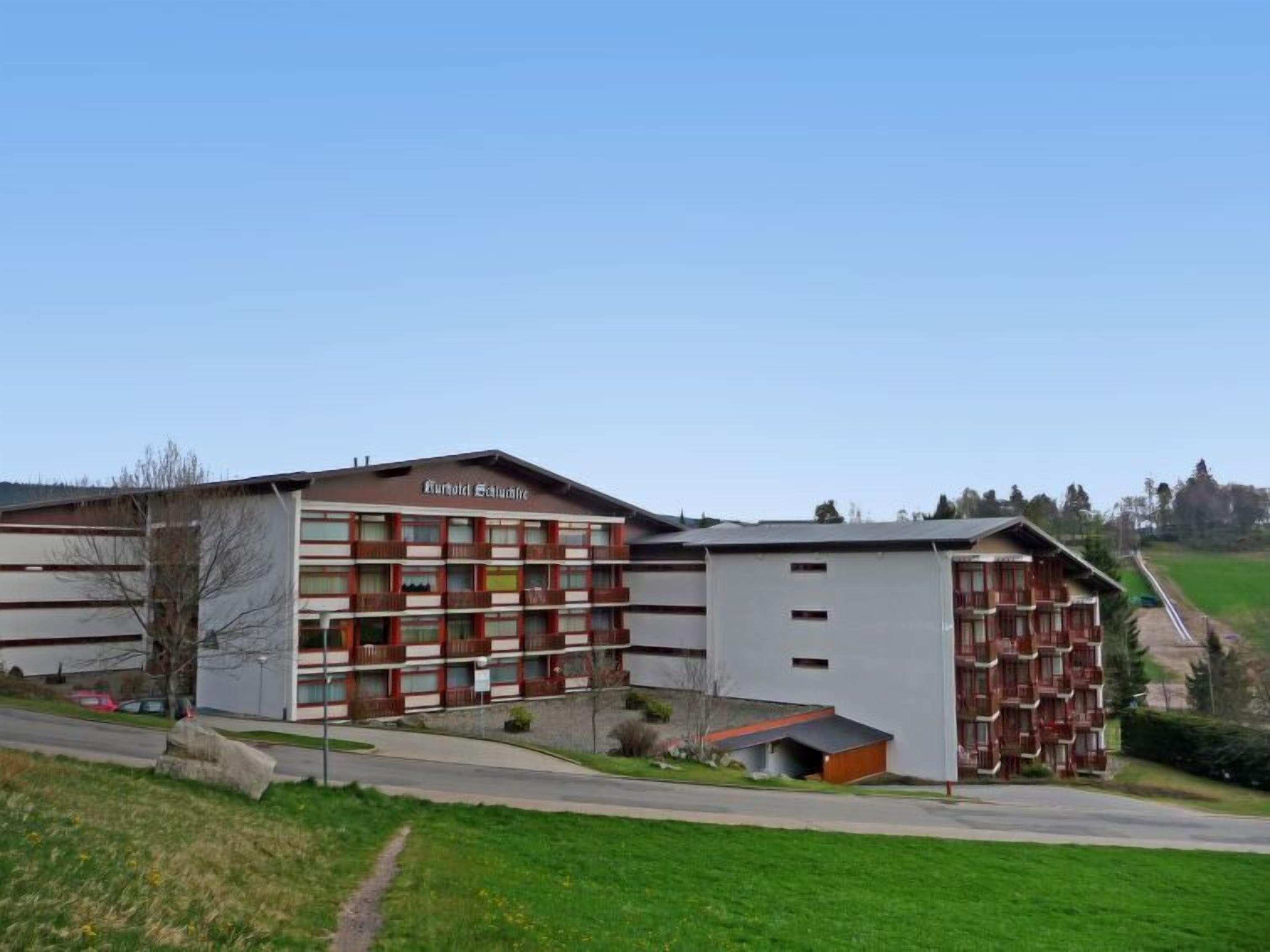 A hotel with multiple floors, a flat roof, and a sign indicating it is a "Hotel Schaan".