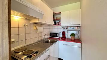 Kühlschrank, Mikrowelle, Kochgeschirr/Geschirr/Besteck