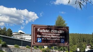 Señal de Kurhotel Schluchsee con recepción, restaurante y servicios médicos.