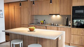 Een koelkast, een oven, een vaatwasser, een broodrooster