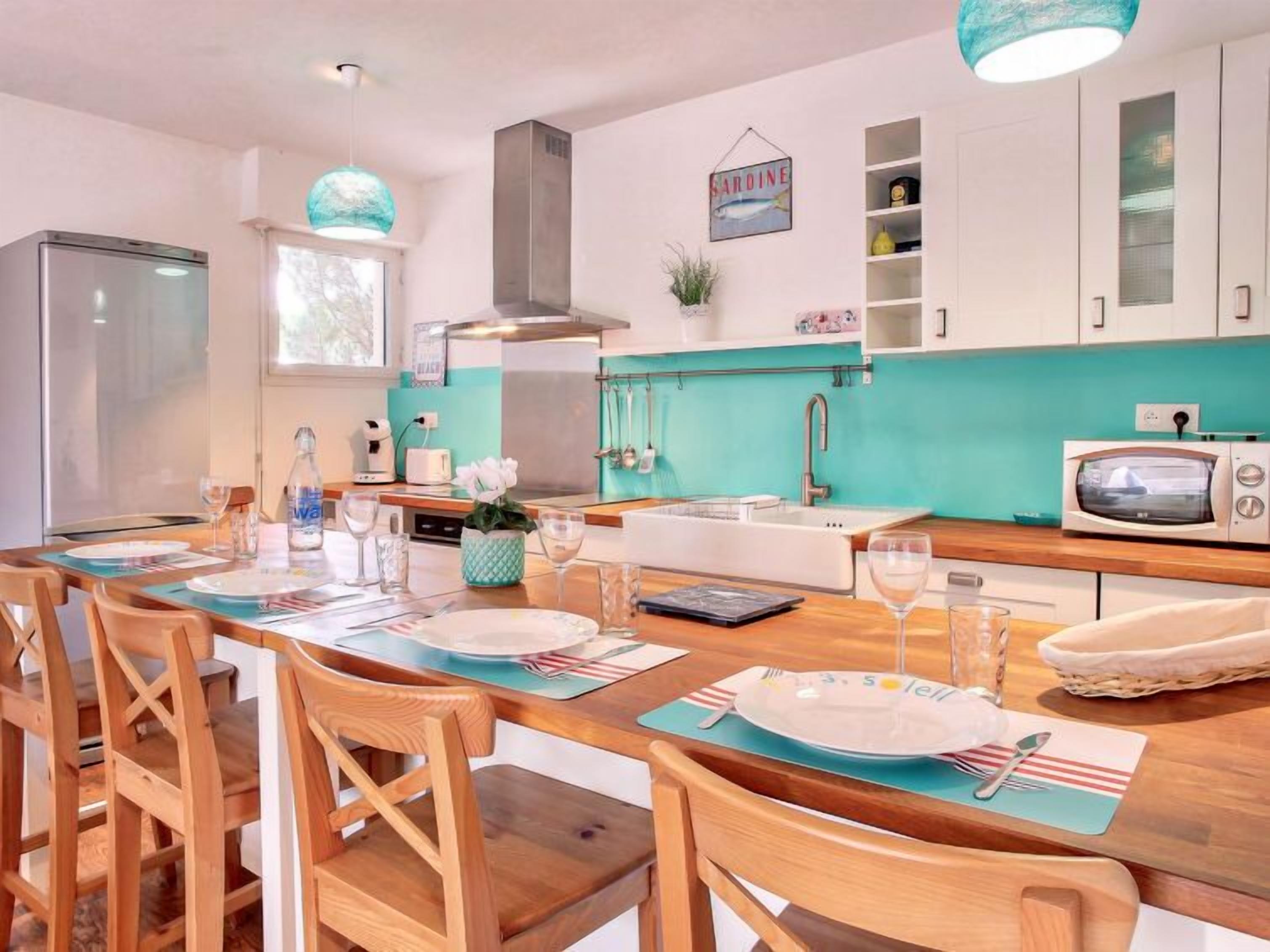 Réfrigérateur, four, lave-vaisselle, chaise haute