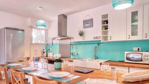 Une cuisine moderne avec un coin repas aménagé pour quatre personnes.