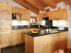 Køleskab, opvaskemaskine, brødrister, køkkentøj/tallerkener/redskaber