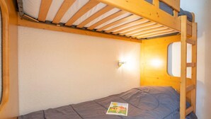 Un lit superposé avec un matelas et un oreiller.