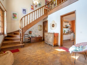 Télévision, cheminée, lecteur de DVD