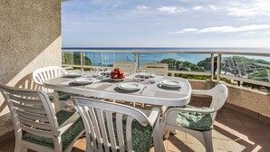 Ein Tisch für zwei mit Blick auf das Meer.