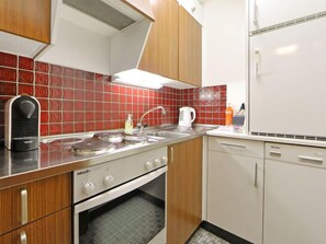 Kühlschrank, Ofen, Geschirrspüler, Kochgeschirr/Geschirr/Besteck