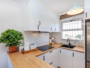 Fridge, microwave, high chair, cookware/dishes/utensils - Residencial Gran Sol by Interhome (L'Escala)