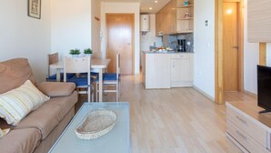 Un apartamento moderno con sala de estar, comedor y cocina.