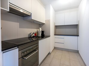 Kühlschrank, Ofen, Geschirrspüler, Kochgeschirr/Geschirr/Besteck