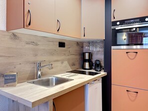 Fridge, dishwasher, cookware/dishes/utensils