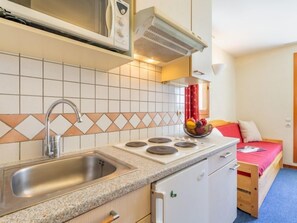 Réfrigérateur, micro-ondes, batterie de cuisine, vaisselle et ustensiles