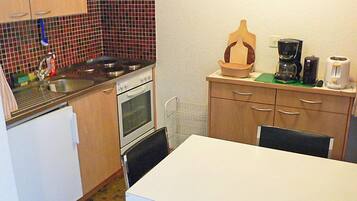 KĂŒhlschrank, Ofen, Kochgeschirr/Geschirr/Besteck