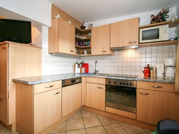 Kühlschrank, Mikrowelle, Ofen, Geschirrspüler