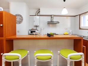 Een koelkast, een magnetron, een oven, een kinderstoel
