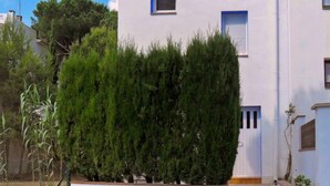 A white building with a flat roof, a small window, and a door. - Delta 1 by Interhome (L'Escala)