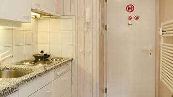 Réfrigérateur, batterie de cuisine, vaisselle et ustensiles