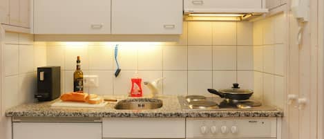Kühlschrank, Kochgeschirr/Geschirr/Besteck, Esstisch