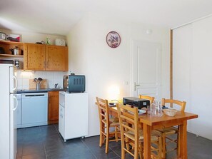 Fridge, oven, dishwasher, cookware/dishes/utensils