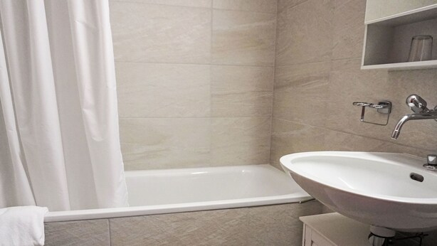 Une salle de bain avec une baignoire, un lavabo et des toilettes.