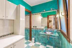 Shower, jetted bath, hydromassage showerhead, hair dryer - A stone's throw from the Castle (Ferrara)