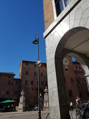 Exterior - A stone's throw from the Castle (Ferrara)