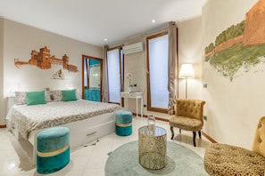 1 habitación, caja de seguridad en la habitación y escritorio