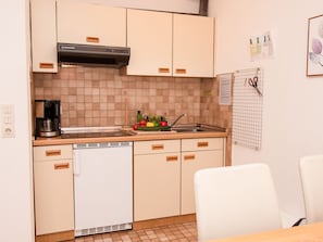 Kühlschrank, Toaster, Hochstuhl, Kochgeschirr/Geschirr/Besteck