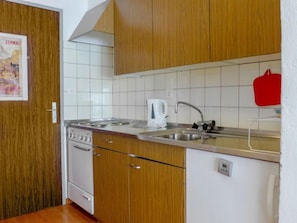 KĂŒhlschrank, Ofen, Toaster, Hochstuhl