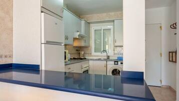 Refrigerador, microondas, horno y utensilios de cocina