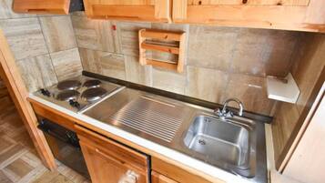 Kühlschrank, Ofen, Kochgeschirr/Geschirr/Besteck, Esstisch