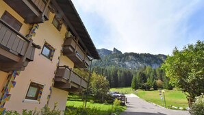 Un immeuble doté de balcons et offrant une vue sur la montagne.