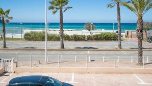 Een parkeerplaats met uitzicht op het strand en de oceaan.