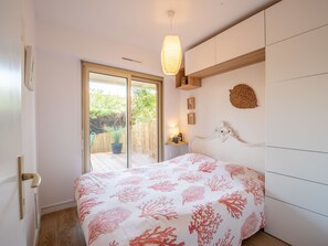 1 chambre, fer et planche à repasser, accès à Internet