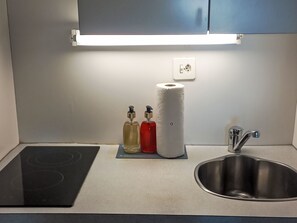 Kühlschrank, Hochstuhl, Kochgeschirr/Geschirr/Besteck