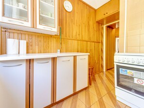 Fridge, oven, dishwasher, cookware/dishes/utensils
