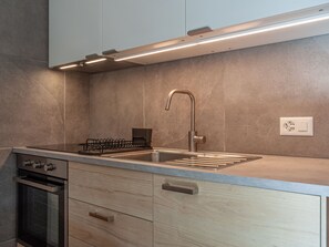 Refrigerador, horno y utensilios de cocina 