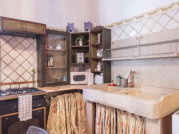 Kühlschrank, Geschirrspüler, Kochgeschirr/Geschirr/Besteck, Esstisch