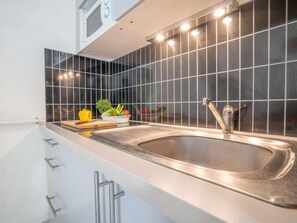 Réfrigérateur, micro-ondes, batterie de cuisine, vaisselle et ustensiles