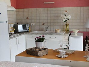 Fridge, microwave, dishwasher, cookware/dishes/utensils