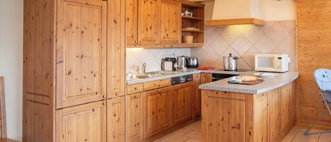 Kühlschrank, Mikrowelle, Ofen, Geschirrspüler