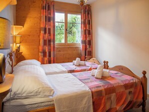3 bedrooms, desk, iron/ironing board, WiFi