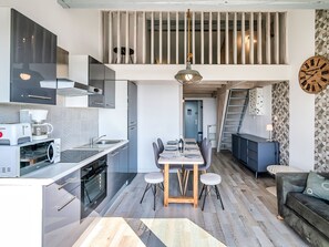 Kühlschrank, Mikrowelle, Ofen, Kochgeschirr/Geschirr/Besteck