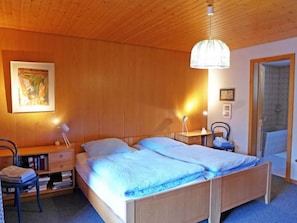 3 bedrooms, desk, free Internet